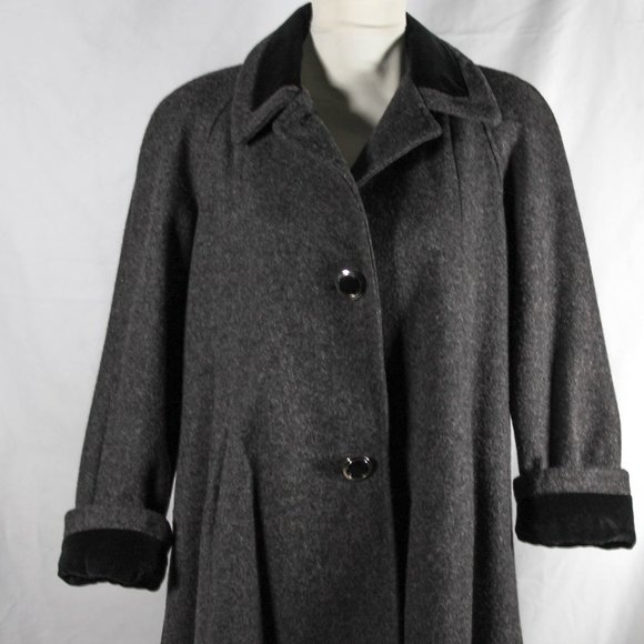 Classic New York Streetstyle Dark Gray Wool Overcoat with Velveteen Trim - Picture 4 of 8